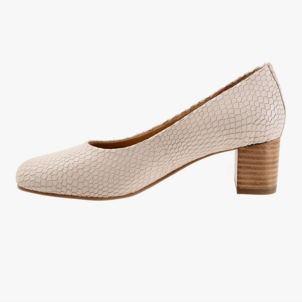 Trotters Women's Pumps ~ Ivory Snake 11
